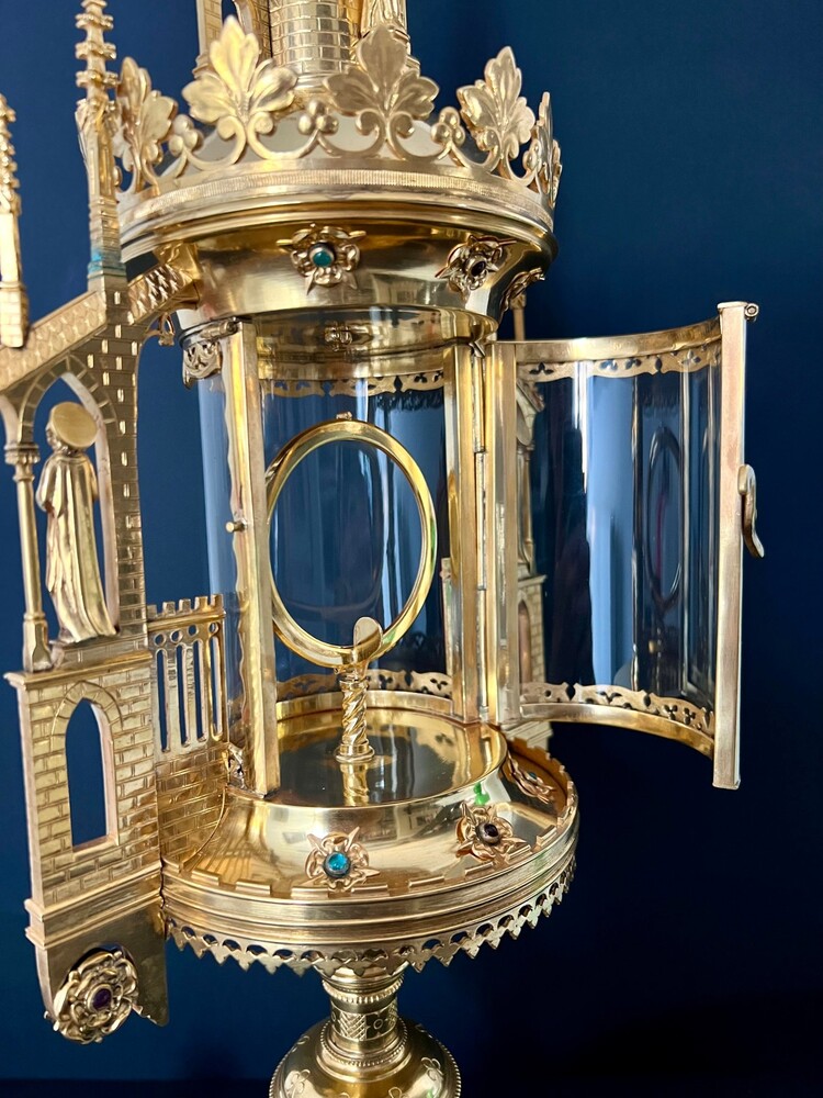 1 Gothic - Style Cillinder Monstrance
