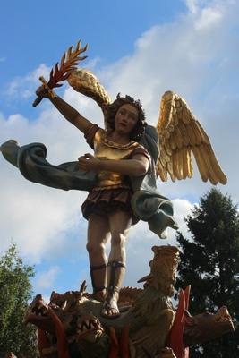 Angel Statue en hand-carved wood polychrome, Southern Germany 20th century