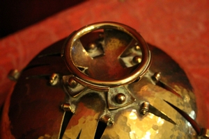 Altar - Bell. Hand Hammered style ART - DECO en Brass / Bronze, Dutch 20th century (Anno 1930)