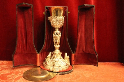 Exceptional Chalice With Paten And Original Case. Weight: 954 Gram.3  Silver Images As Nodus And Full Silver Imaginations Of Faith, Hope And Love On The Base. style Baroque en full silver, 19th century ( anno 1840 )