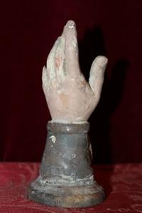 Reliquary - Arm. Relic St. Catharina style Baroque en wood polychrome, Italy 17 th century