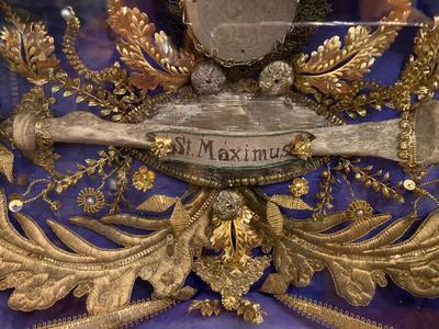 Reliquary - Relic Ex Ossibus St. Maximus. Signed : 1814 style Baroque en Wood Polychrome Gilt / Glass / Pearls / Fabrics / Bone, Southern Germany 19 th century ( Anno 1814 )