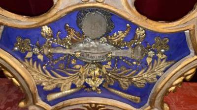 Reliquary - Relic Ex Ossibus St. Maximus. Signed : 1814 style Baroque en Wood Polychrome Gilt / Glass / Pearls / Fabrics / Bone, Southern Germany 19 th century ( Anno 1814 )