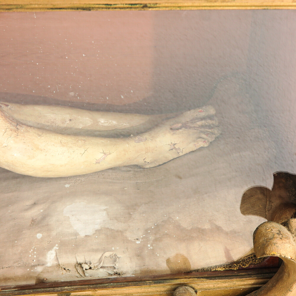 1 Baroque - Style Exceptional Display Cabinet Dead Christ