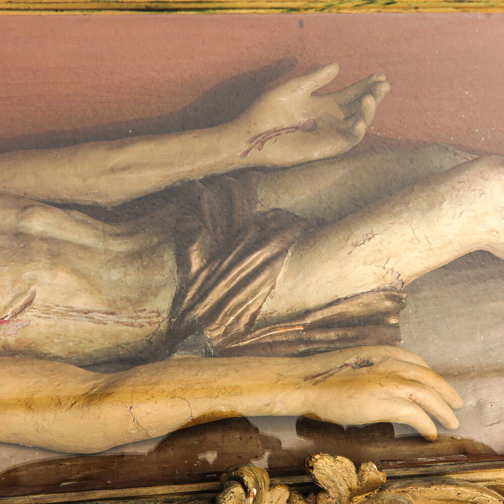 1 Baroque - Style Exceptional Display Cabinet Dead Christ