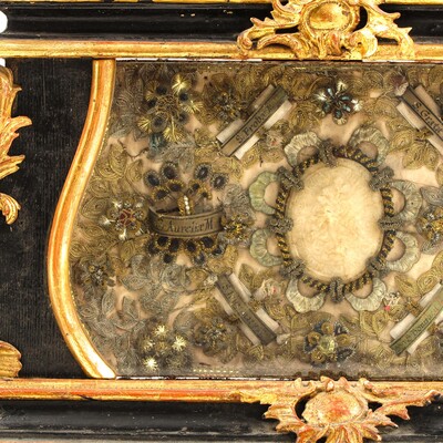 Large Altar - Piece Reliquary - Relics St. Christinae & 12 More Wax Medaillons style Baroque - Style en Wood  / Gilt / Glass / Wax / Hand - Work , Italy 18 th century ( Anno 1765 )