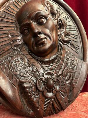 Medallion  style Baroque - Style en Hand - Carved Wood Walnut, Italy  18 th century ( Anno 1780 )