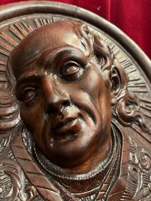 Medallion  style Baroque - Style en Hand - Carved Wood Walnut, Italy  18 th century ( Anno 1780 )