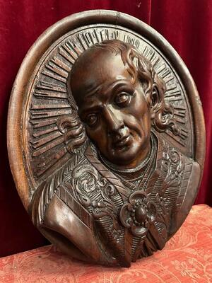 Medallion  style Baroque - Style en Hand - Carved Wood Walnut, Italy  18 th century ( Anno 1780 )