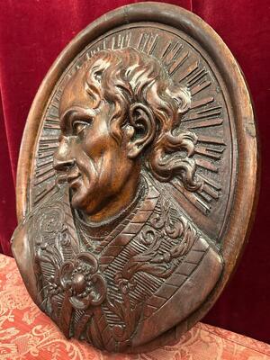 Medallion  style Baroque - Style en Hand - Carved Wood Walnut, Italy  18 th century ( Anno 1780 )
