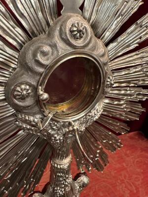 Monstrance With Original Full Silver Lunula style Baroque - Style en Full - Silver  / Polished Varnished / Glass, France 19 th century ( Anno 1845 )