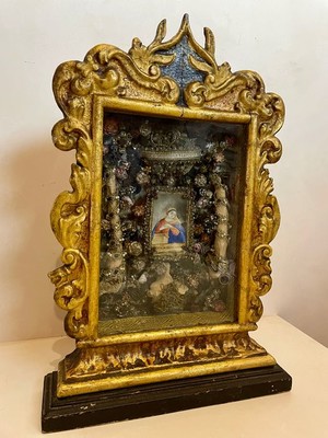 Reliquary Ecce Anchilla Dei ( Annunciation )  Multiple Ex Ossibus Relics Of S. Venerandae Martyris style Baroque - Style en Wood / Wax Seals / Glass Covered., Spain 18 th century ( Anno 1785 )