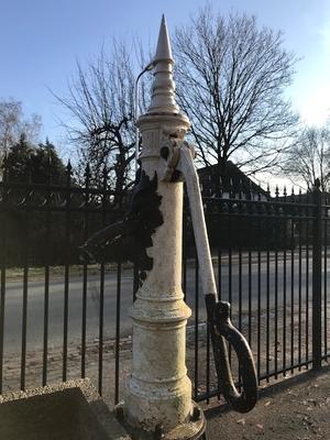 Cast Iron Old Fashioned Water Pump From The Market Square Of A Small Belgian Village en Cast Iron, Belgium 19th century