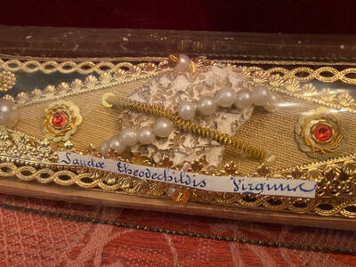 Cillinder Reliquary - Relic Fragmentum Capitis ( Part Of Skull ) St. Theodechildis Virginis With Original Document en Glass / Originally Sealed, France 19 th century ( Anno 1877 )