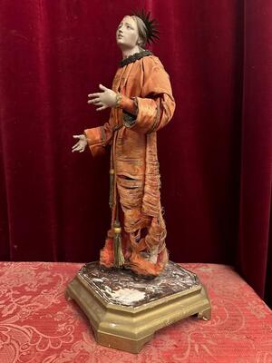 Neapolitan Sculpture St. Mary Under The Cross  style Classical - Style en High Quality Hand - Carving / Wood / Dressed / Fabrics / Glass Eyes, Naples - Italy  19 th century ( Anno 1860 )