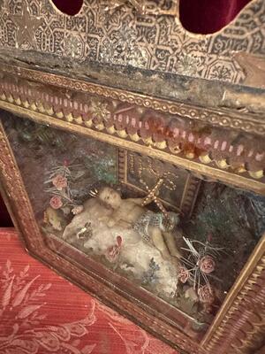 Devotion Shrine Child Jesus In Wax Monastery - Work  en Fully Handmade / Glass / Brocade, Southern Germany 19 th century ( Anno 1845 )