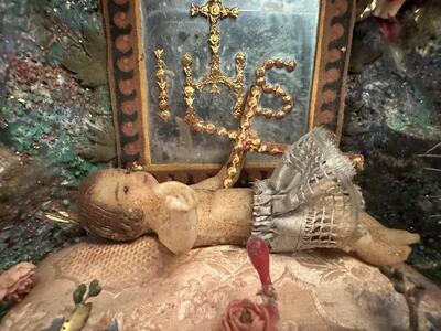 Devotion Shrine Child Jesus In Wax Monastery - Work  en Fully Handmade / Glass / Brocade, Southern Germany 19 th century ( Anno 1845 )