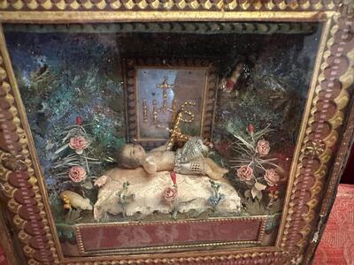 Devotion Shrine Child Jesus In Wax Monastery - Work  en Fully Handmade / Glass / Brocade, Southern Germany 19 th century ( Anno 1845 )