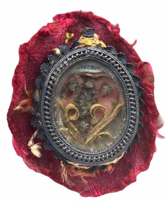 Ex-Ossibus Relic Of St Nicholas Of Tolentino With Seal Signed J.M. Bolinus18th Century Seal And Silk Threads Are Intact Italy 18 th century