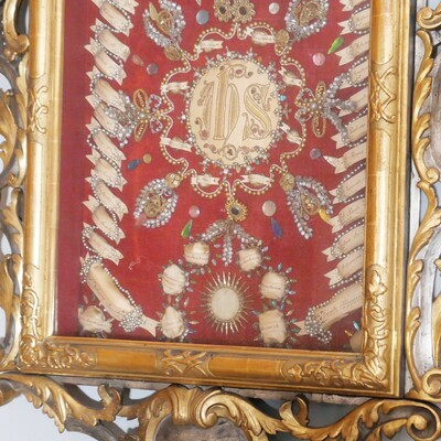 Exceptional And Large Monastery - Work / Multi -  Reliquary  en Fully hand - work in hand - carved frame. Wood / Glass / Fabrics , Southern Germany 18th century Anno ( 1785 )