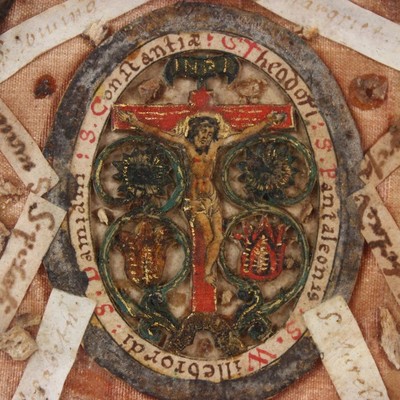 Exceptional Reliquary 50 Relics. Relics : True Cross, St. Lawrence, Apostles, St. Mary Magdalen & More. Belgium 17 th century