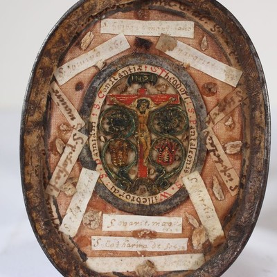 Exceptional Reliquary 50 Relics. Relics : True Cross, St. Lawrence, Apostles, St. Mary Magdalen & More. Belgium 17 th century