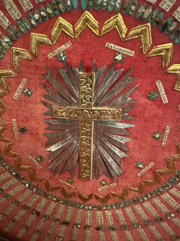 1  Extreme And Very Rare Kalendarium Frame Housing Hundreds Of Ex - Ossibus Relics Of Christian Saints