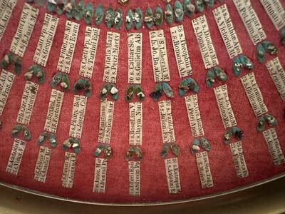 Extreme And Very Rare Kalendarium Frame Housing Hundreds Of Ex - Ossibus Relics Of Christian Saints en Brass / Glass, Italy