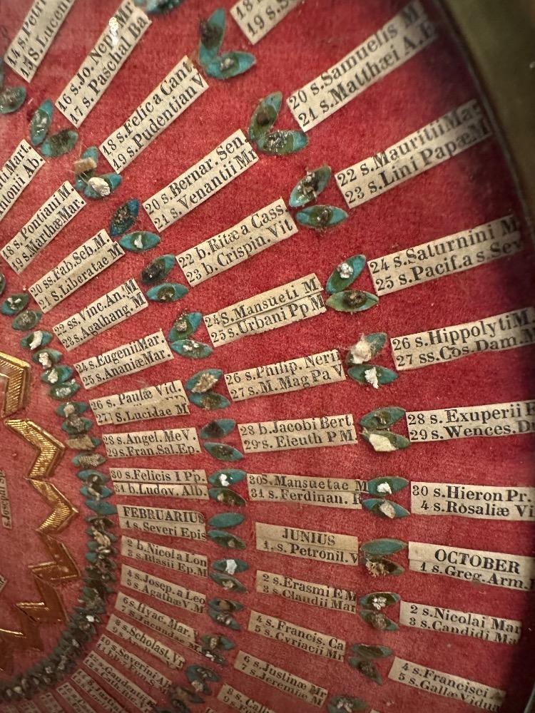 1  Extreme And Very Rare Kalendarium Frame Housing Hundreds Of Ex - Ossibus Relics Of Christian Saints
