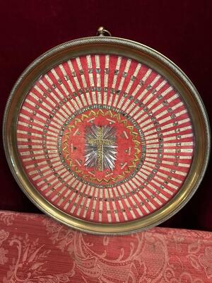 Extreme And Very Rare Kalendarium Frame Housing Hundreds Of Ex - Ossibus Relics Of Christian Saints en Brass / Glass, Italy