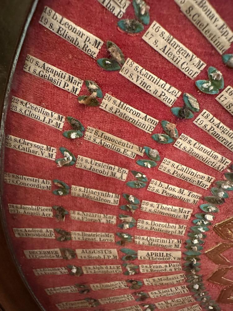 1  Extreme And Very Rare Kalendarium Frame Housing Hundreds Of Ex - Ossibus Relics Of Christian Saints