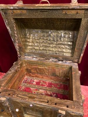 Extreme Exceptional Rare Reliquary Trunk / Case en Brass / Stones , 18 th century