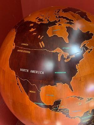 Globe en Wood / Brass, 20th century