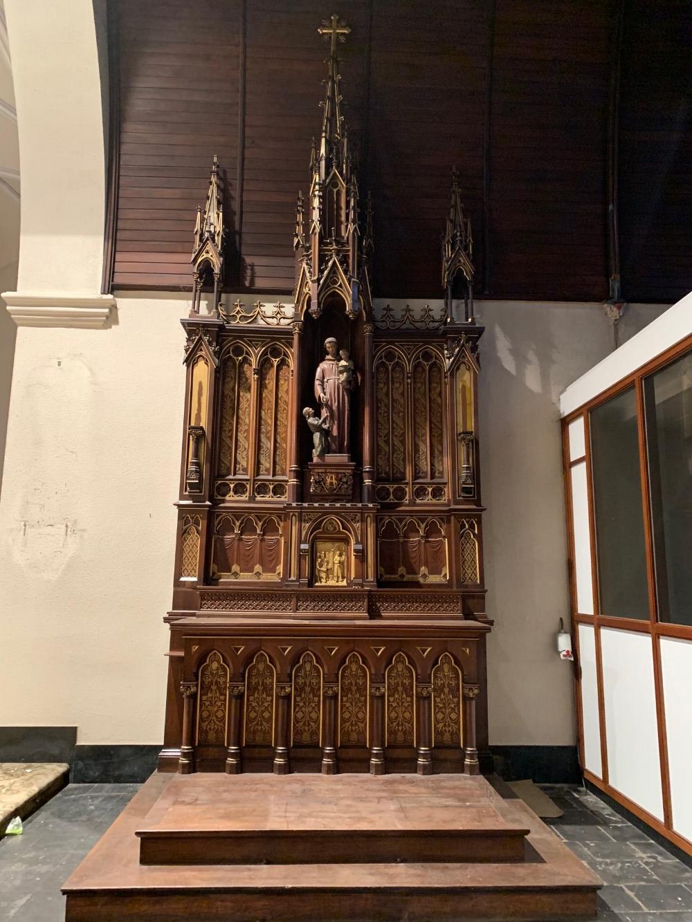 1 Gothic - style Altar