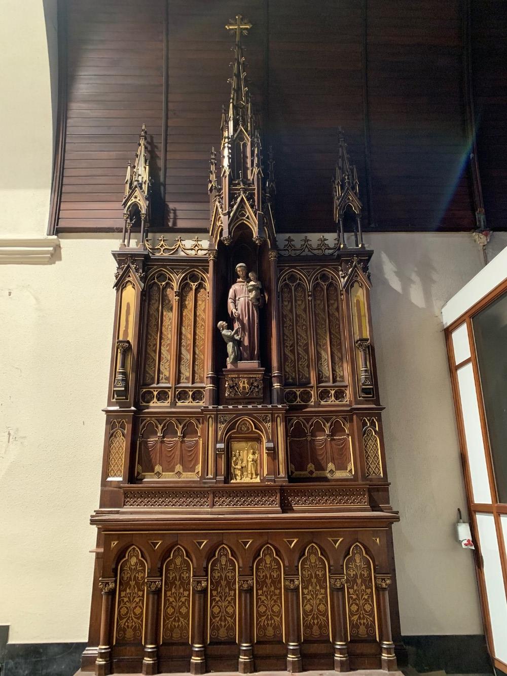 1 Gothic - style Altar