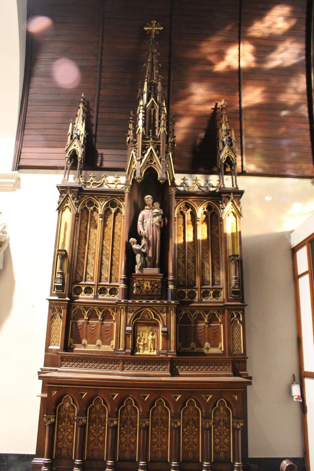 1 Gothic - style Altar