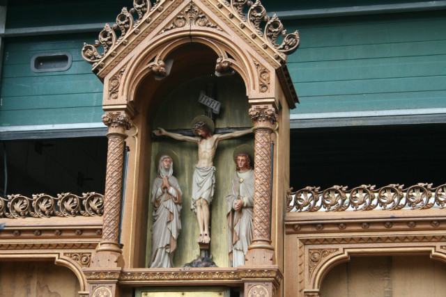 1 Gothic - style Altar