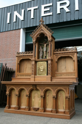 1 Gothic - style Altar