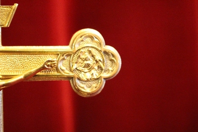 Altar - Cross style Gothic - style en Brass / Bronze / Stones Polished and Varnished, Belgium 19th century ( anno 1875 )