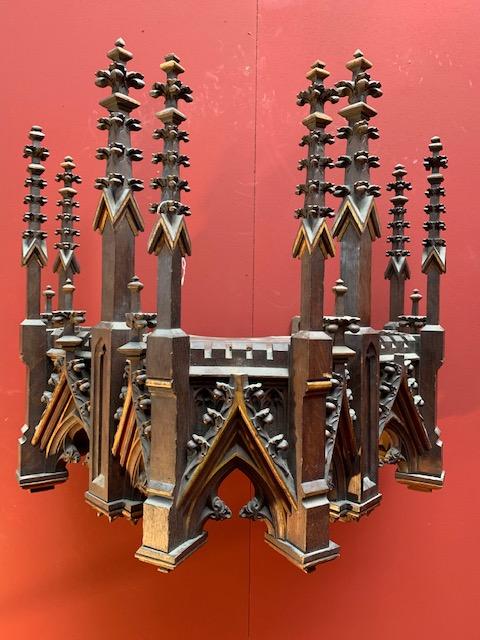 1 Gothic - style Baldachin