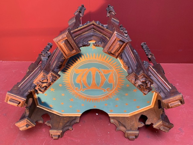 1 Gothic - style Baldachin