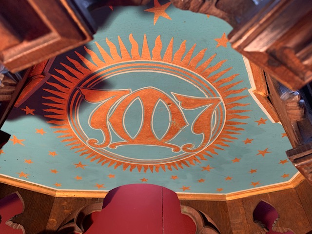 1 Gothic - style Baldachin