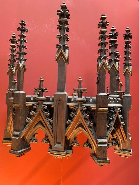 1 Gothic - style Baldachin