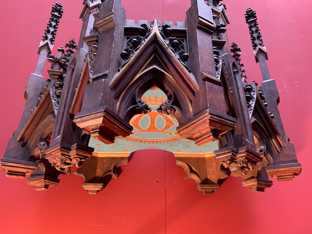 1 Gothic - style Baldachin