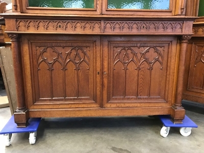 Cabinet style Gothic - style en Oak wood, Belgium 19th century