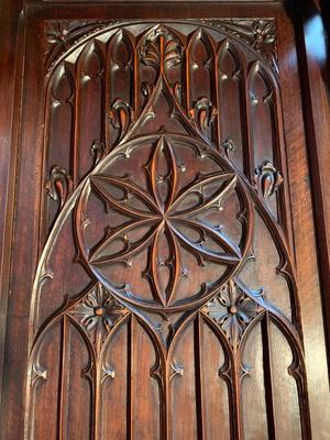 Cabinet style Gothic - style en Walnut wood , France 20 th century ( Anno 1910 )