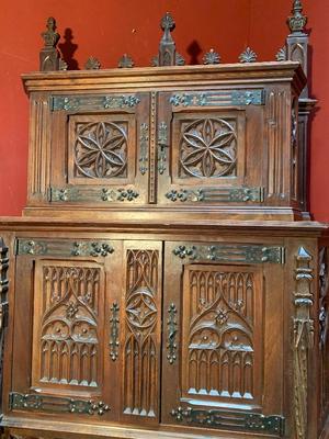 Cabinet style Gothic - style en Walnut wood , France 20 th century ( Anno 1910 )