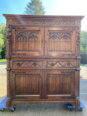 Cabinet  style Gothic - style en Oak wood, Belgium  20 th century ( Anno 1910 )