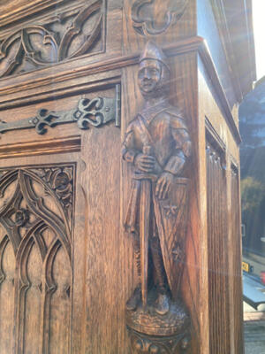 Cabinet  style Gothic - style en Oak wood, Belgium  20 th century ( Anno 1910 )