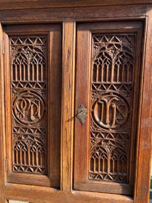 Cabinet  style Gothic - style en Oak wood, Belgium  19 th century ( Anno 1865 )